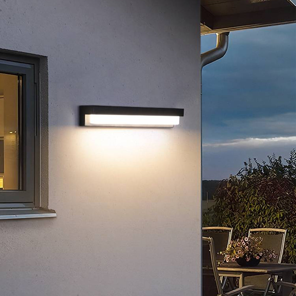 Ray Minimalist Black Solar-Powered Linear Outdoor Wall Lamp