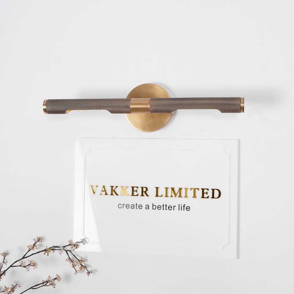 Solvain Modern Brass LED Wall Sconce – Elegant Contemporary Lighting