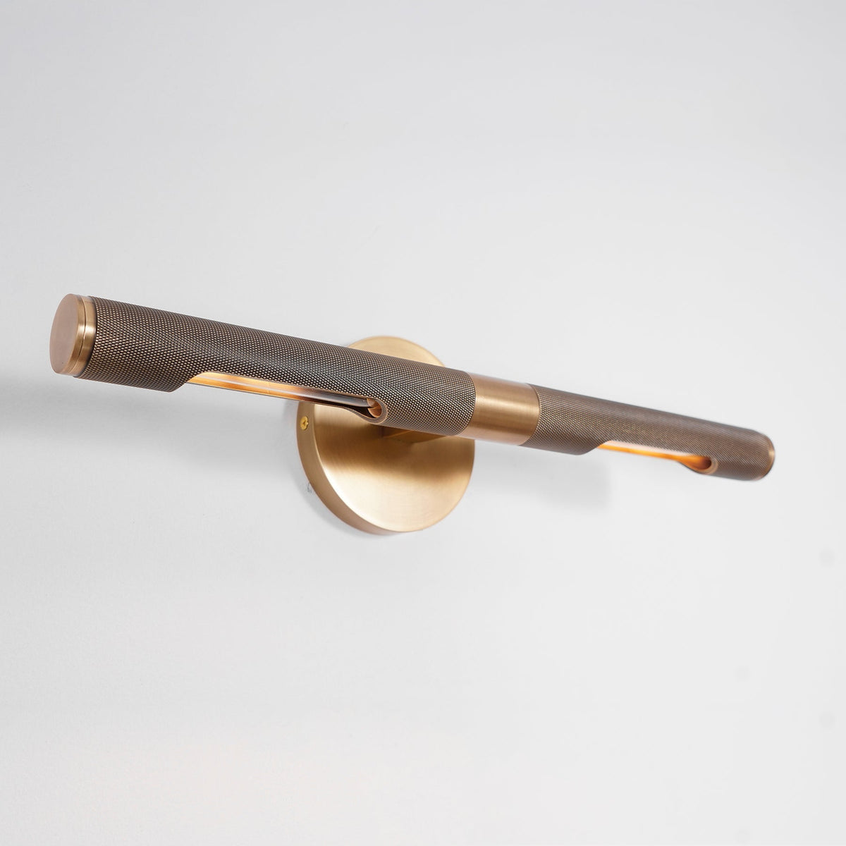 Solvain Modern Brass LED Wall Sconce – Elegant Contemporary Lighting