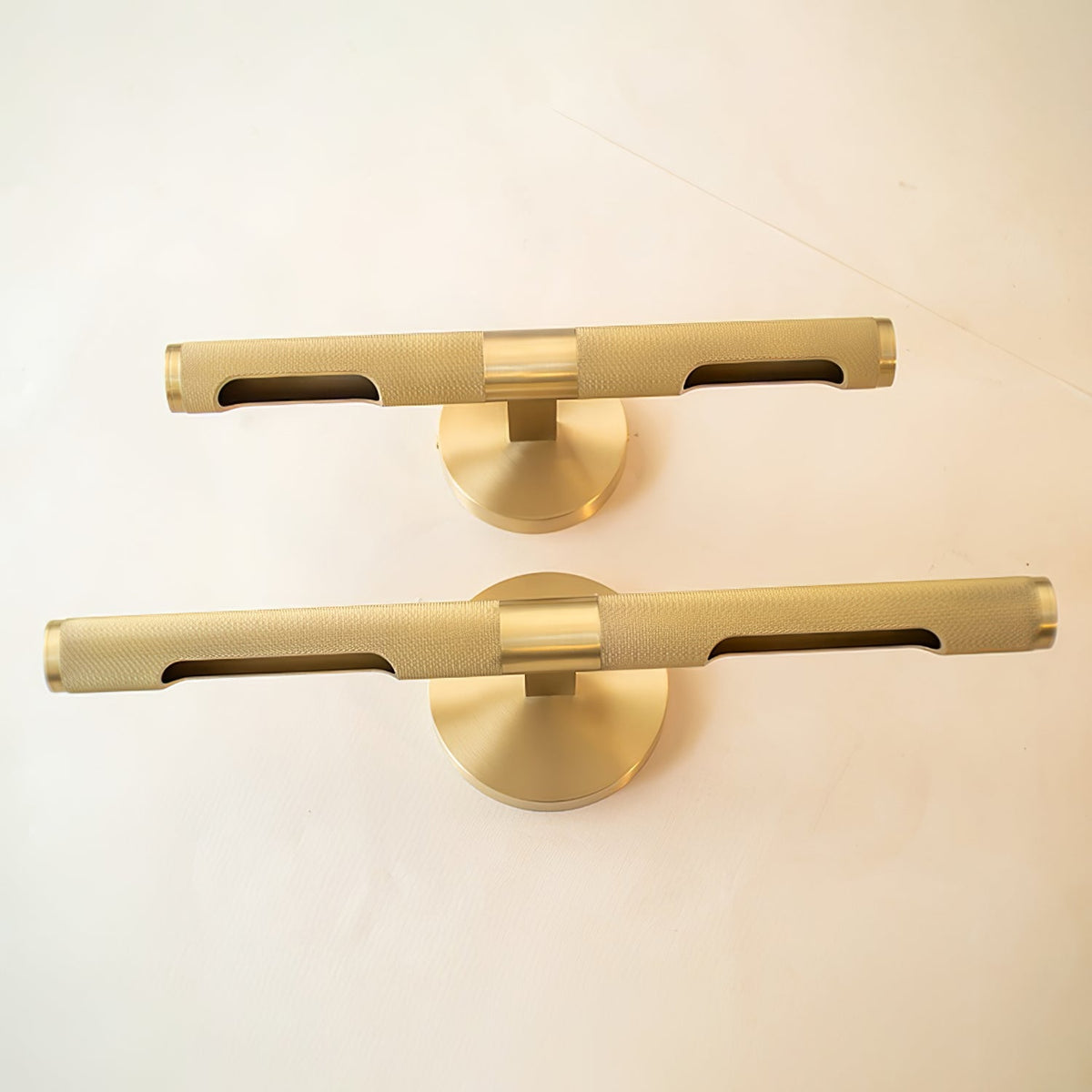 Solvain Modern Brass LED Wall Sconce – Elegant Contemporary Lighting
