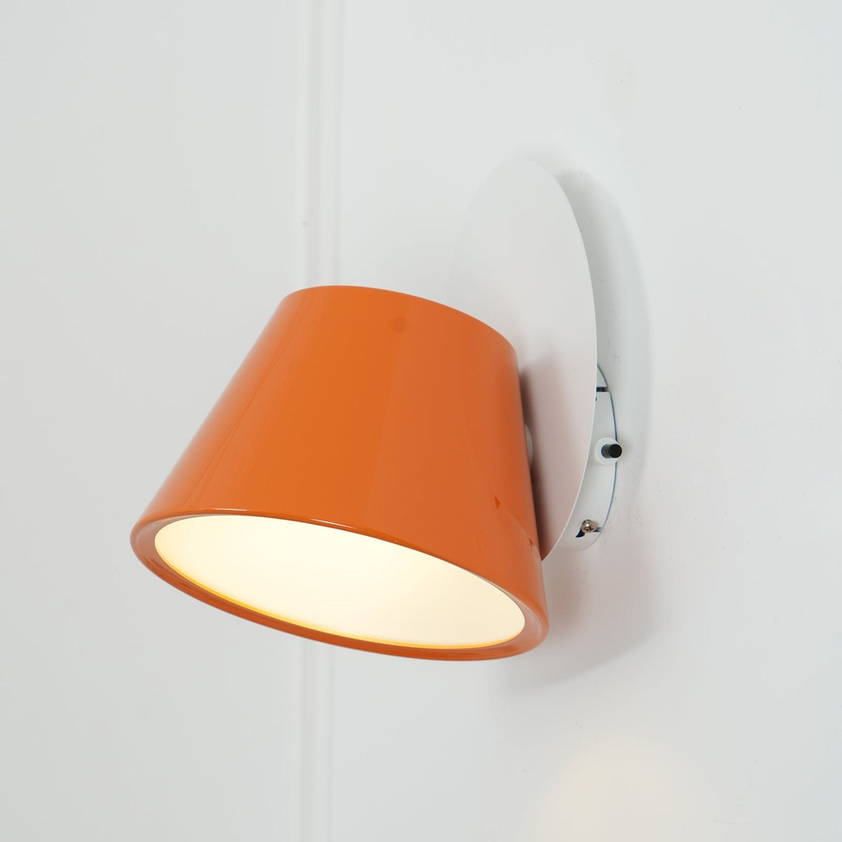 Fivra Modern Dual-Shade Wall Lamp