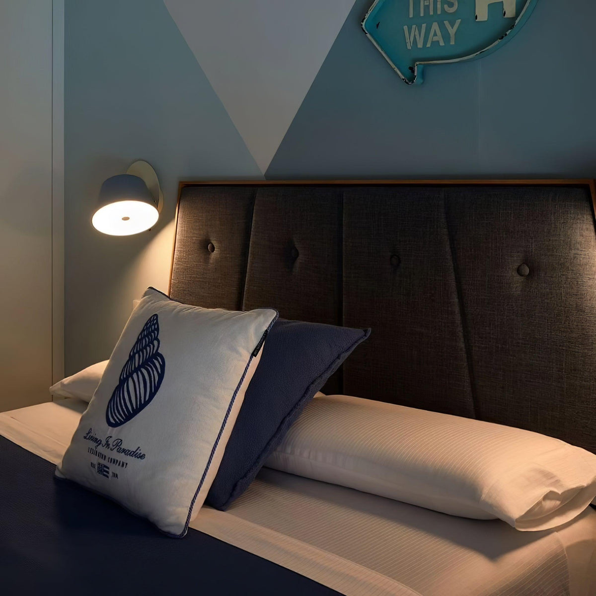 Fivra Modern Dual-Shade Wall Lamp