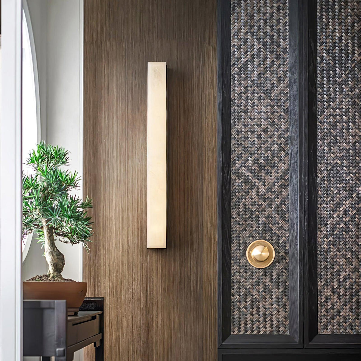 Isen Linear Wall Lamp – Elegant Brass & Alabaster Lighting