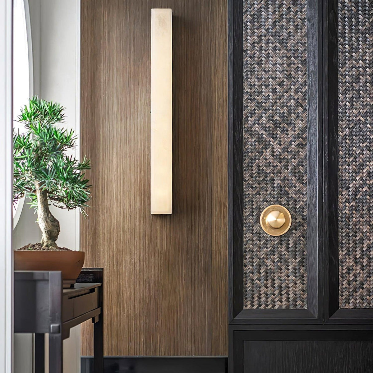 Isen Linear Wall Lamp – Elegant Brass & Alabaster Lighting