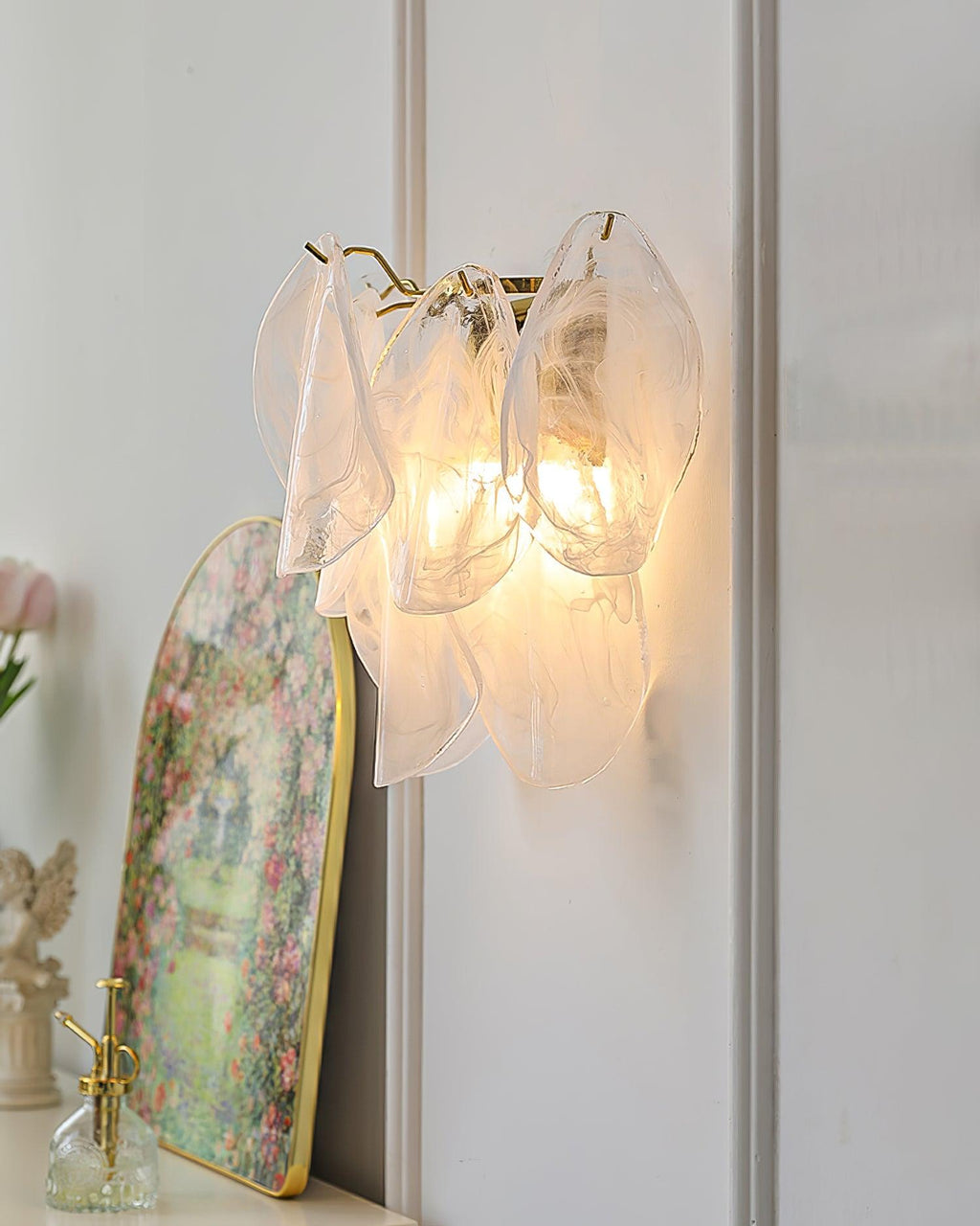 Evelo Petal Glass Wall Lamp – Elegant Floral Accent Lighting