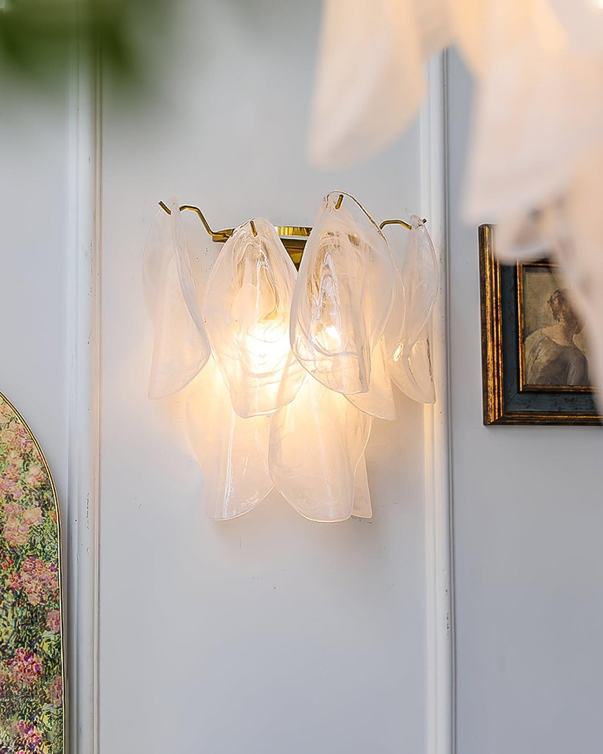Evelo Petal Glass Wall Lamp – Elegant Floral Accent Lighting