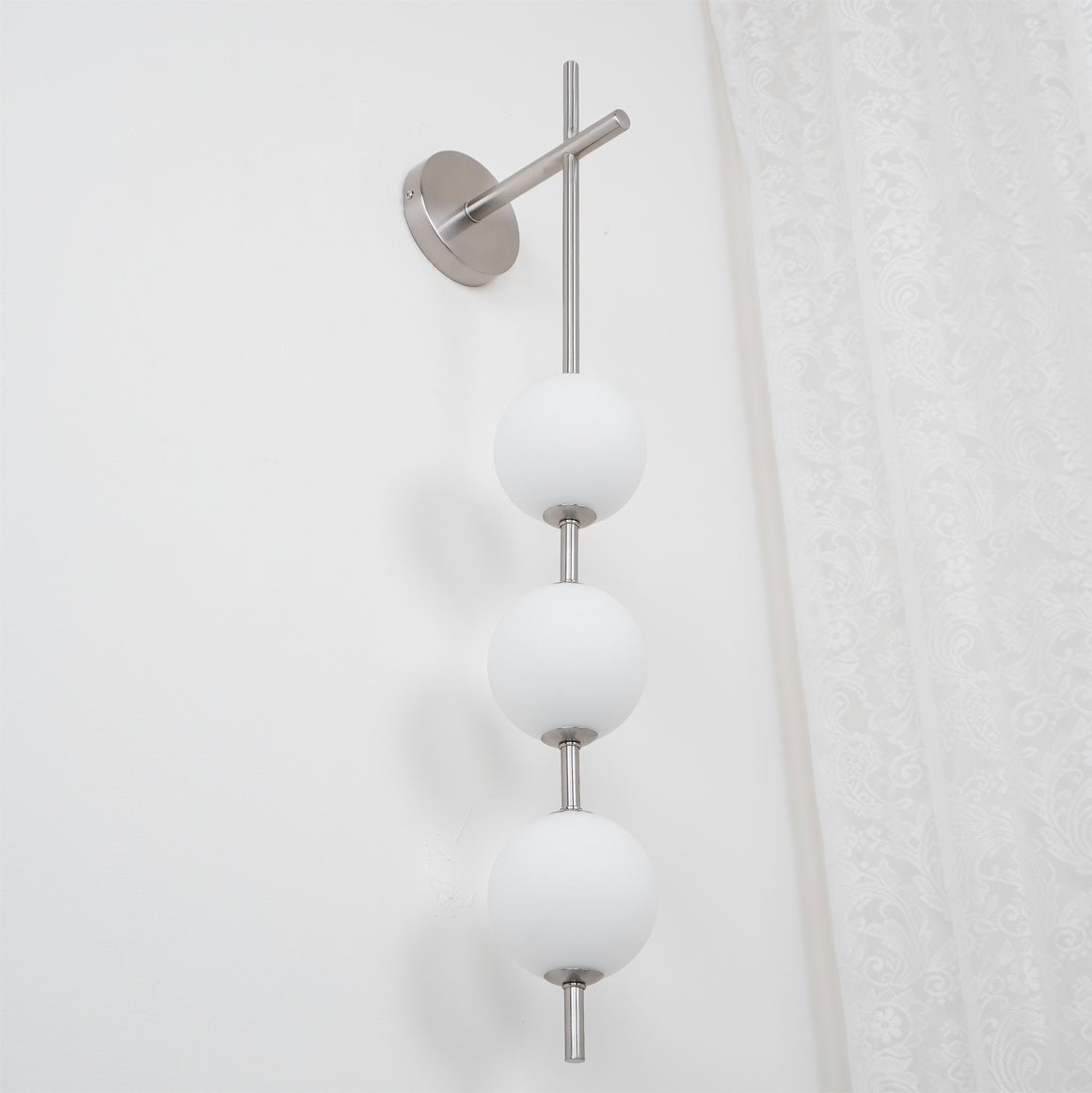 Cerin Vertical Globe Wall Lamp – Elegant Modern Lighting for Stylish Interiors