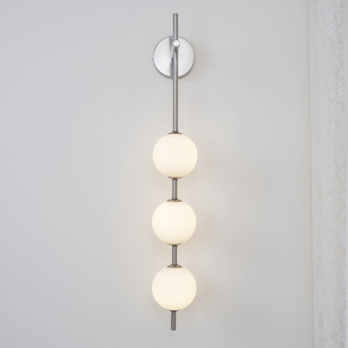 Cerin Vertical Globe Wall Lamp – Elegant Modern Lighting for Stylish Interiors