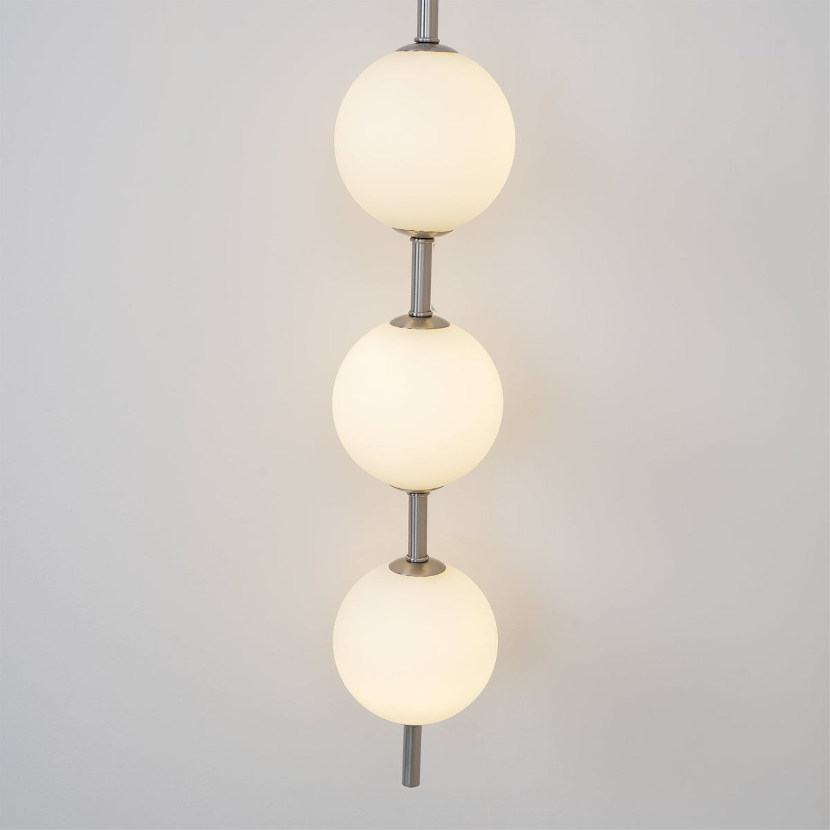 Cerin Vertical Globe Wall Lamp – Elegant Modern Lighting for Stylish Interiors