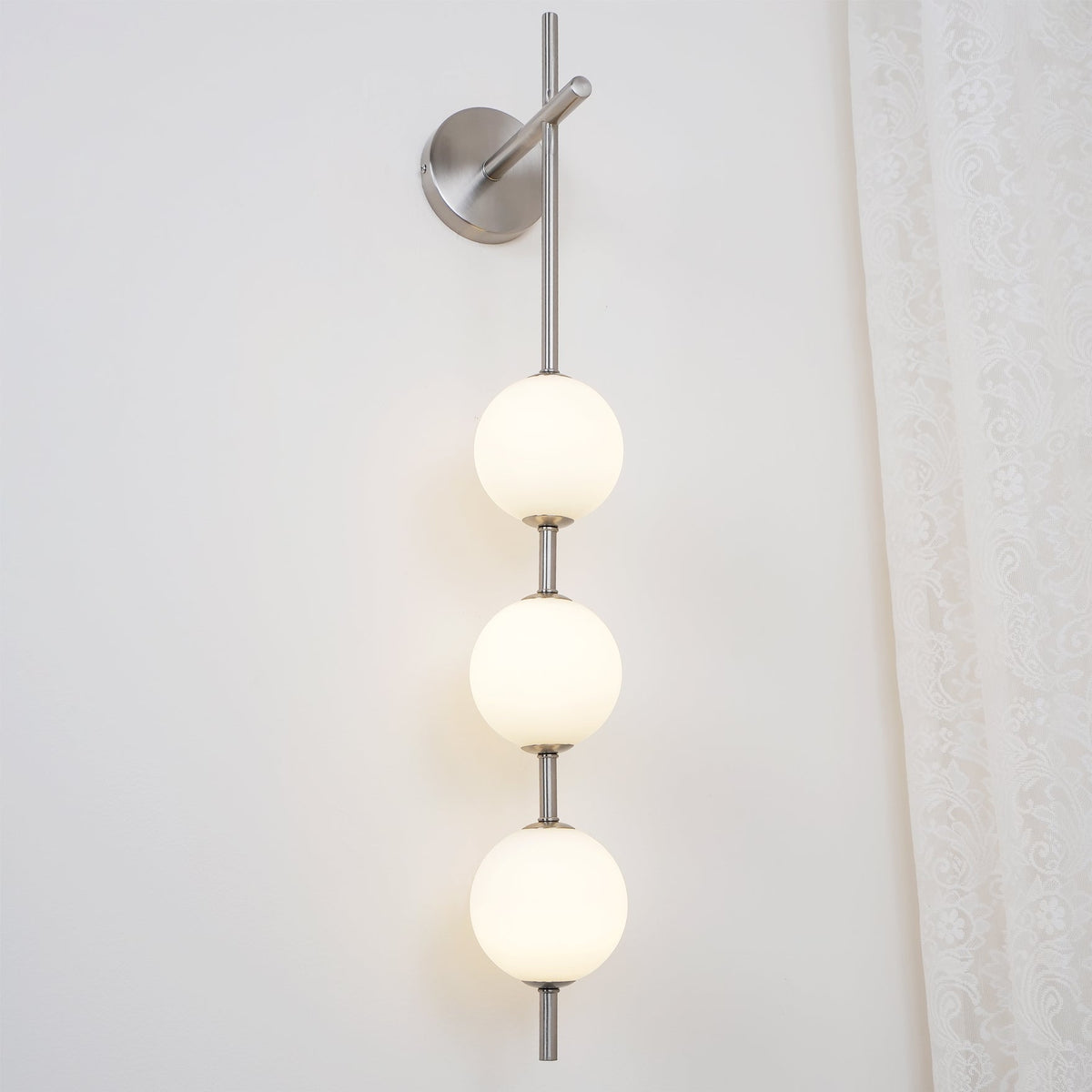 Cerin Vertical Globe Wall Lamp – Elegant Modern Lighting for Stylish Interiors