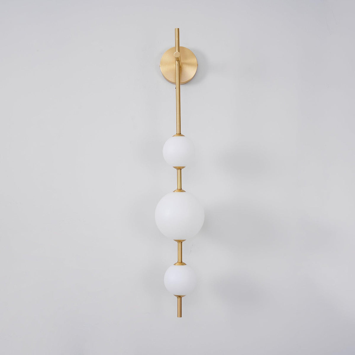 Cerin Vertical Globe Wall Lamp – Elegant Modern Lighting for Stylish Interiors
