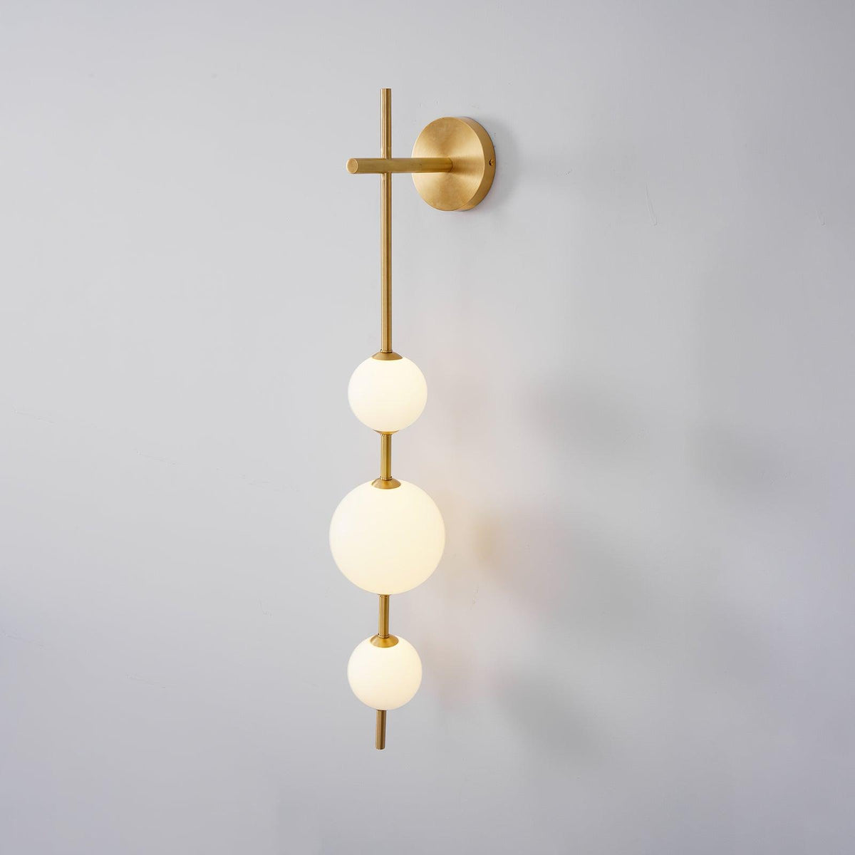 Cerin Vertical Globe Wall Lamp – Elegant Modern Lighting for Stylish Interiors