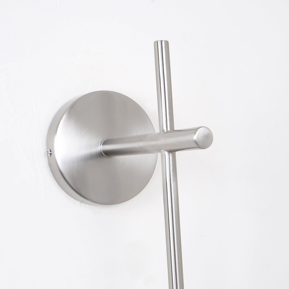 Cerin Vertical Globe Wall Lamp – Elegant Modern Lighting for Stylish Interiors