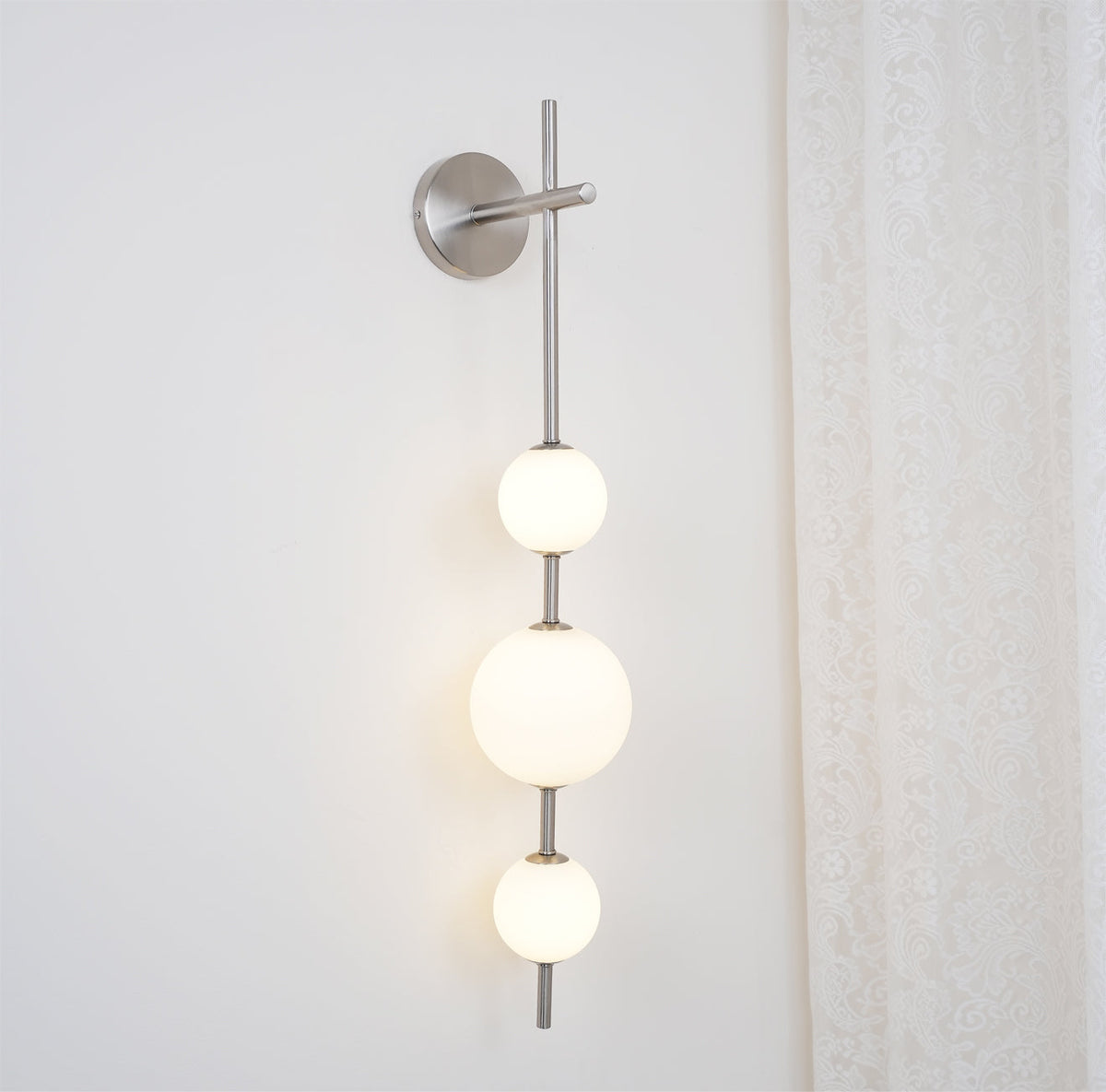 Cerin Vertical Globe Wall Lamp – Elegant Modern Lighting for Stylish Interiors