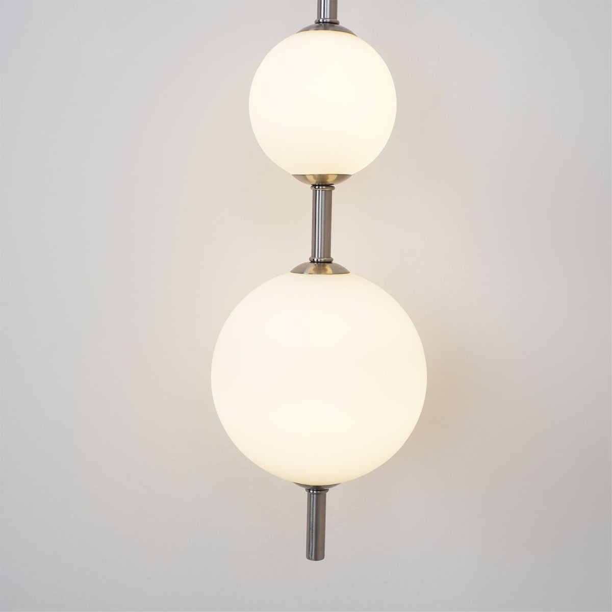 Cerin Vertical Globe Wall Lamp – Elegant Modern Lighting for Stylish Interiors