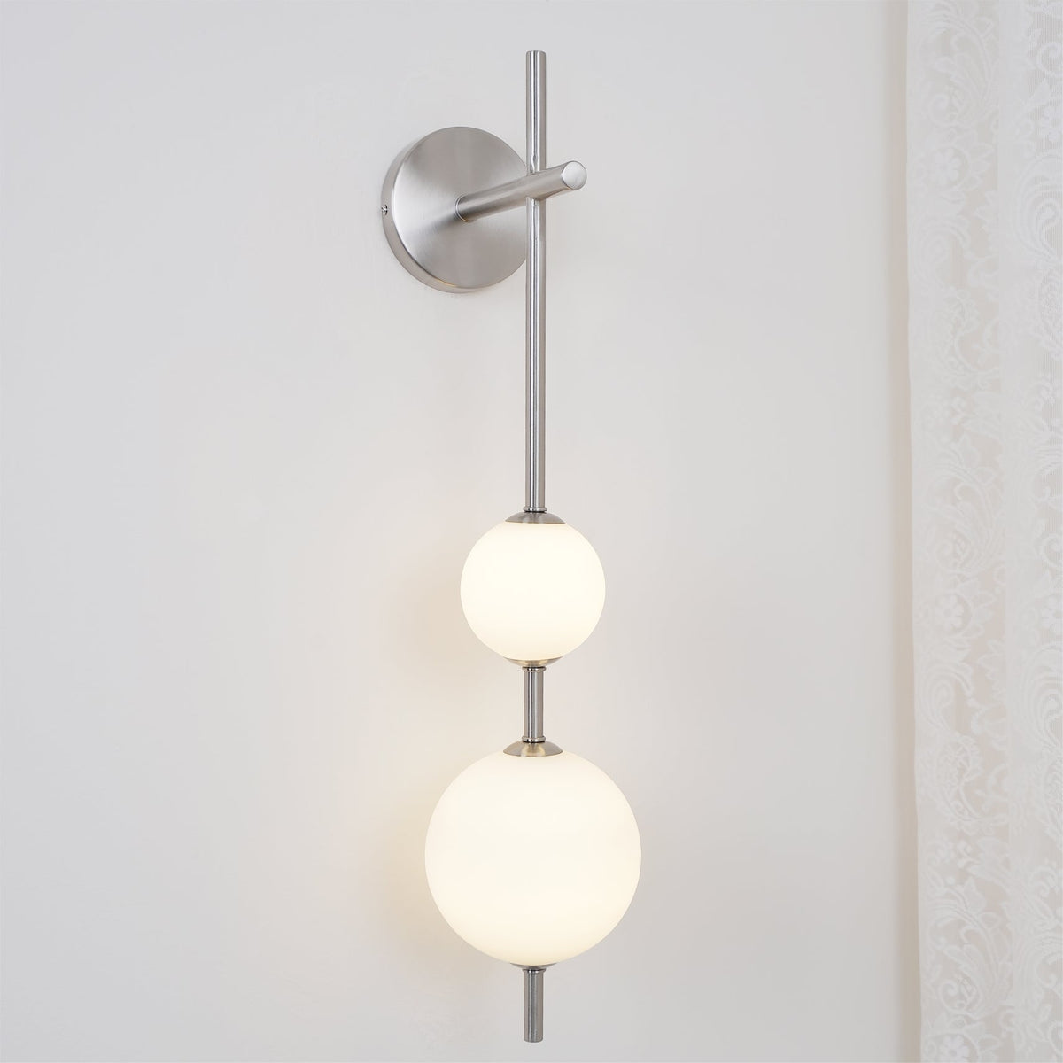 Cerin Vertical Globe Wall Lamp – Elegant Modern Lighting for Stylish Interiors