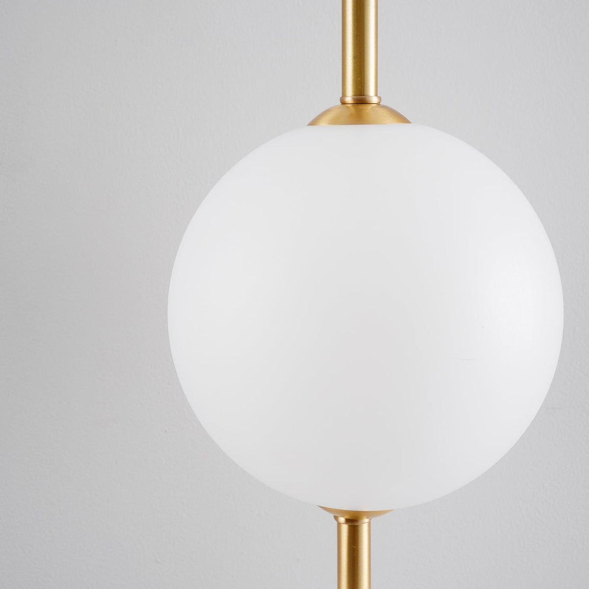 Cerin Vertical Globe Wall Lamp – Elegant Modern Lighting for Stylish Interiors