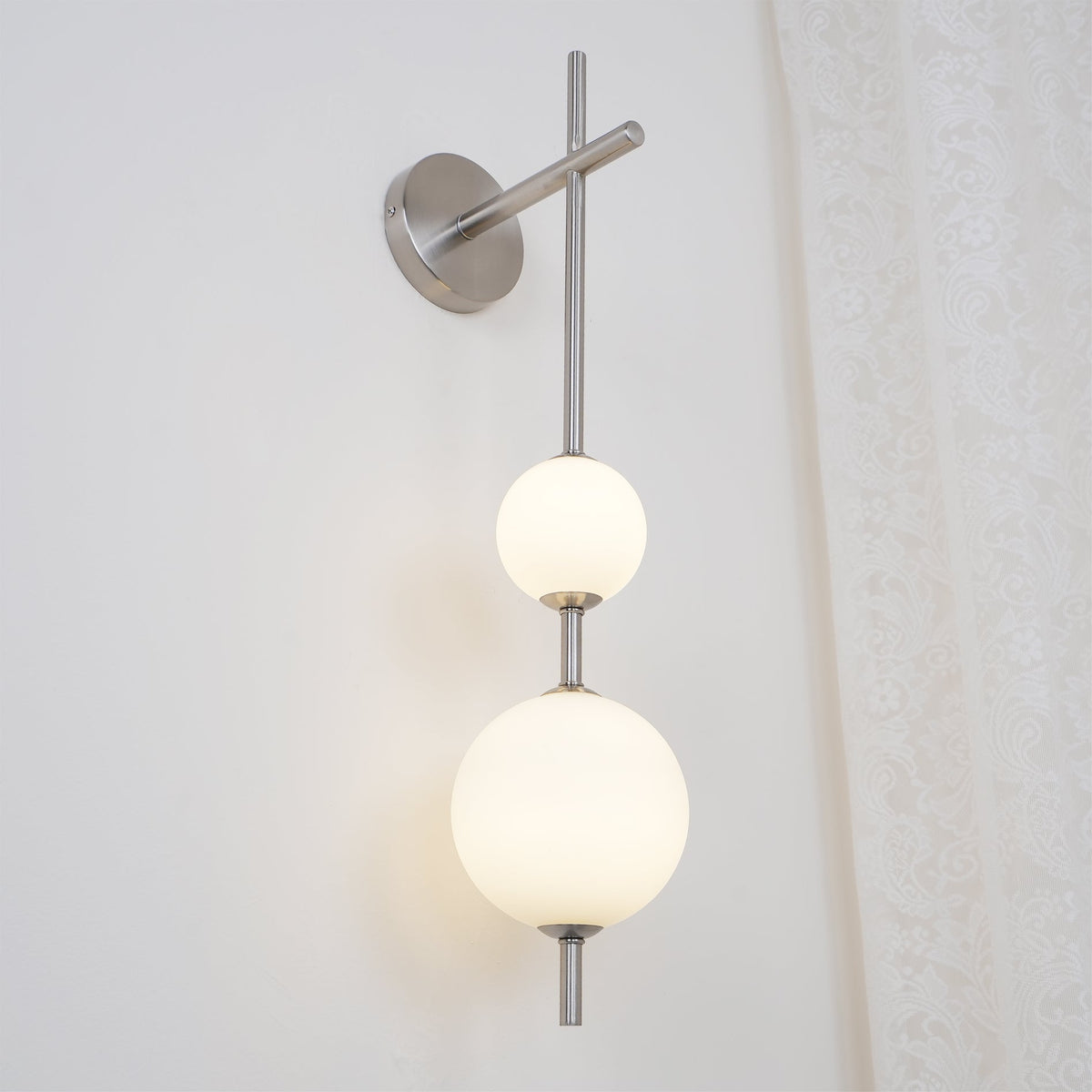 Cerin Vertical Globe Wall Lamp – Elegant Modern Lighting for Stylish Interiors